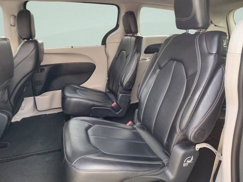 Certified 2024 Chrysler Pacifica Touring-L image 28