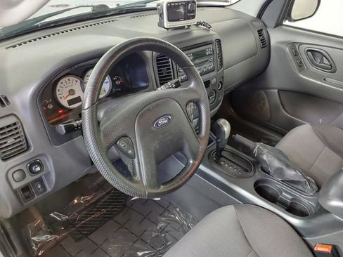 Used 2005 Ford Escape XLS FWD image 9