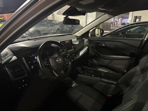 Used 2025 Nissan Rogue SV FWD image 2