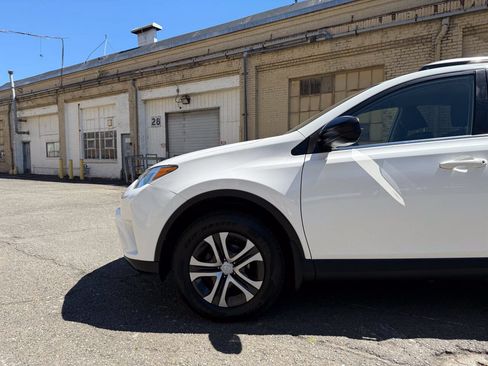 Used 2018 Toyota RAV4 LE w/ All Weather Liner Package AWD/4WD image 17