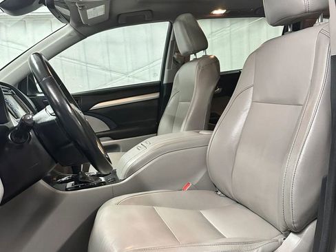 Used 2017 Toyota Highlander XLE FWD image 18