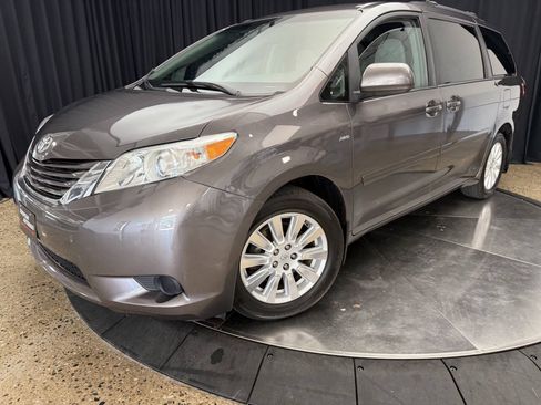 Used 2017 Toyota Sienna LE AWD/4WD image 2