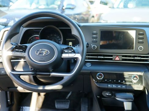 Certified 2023 Hyundai Elantra SEL w/ Preferred Accessory Package image 18