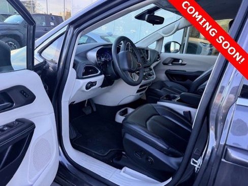 Used 2023 Chrysler Pacifica Touring-L image 4