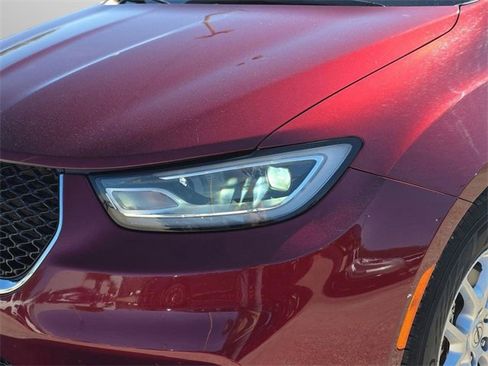 Used 2023 Chrysler Pacifica Touring-L image 32