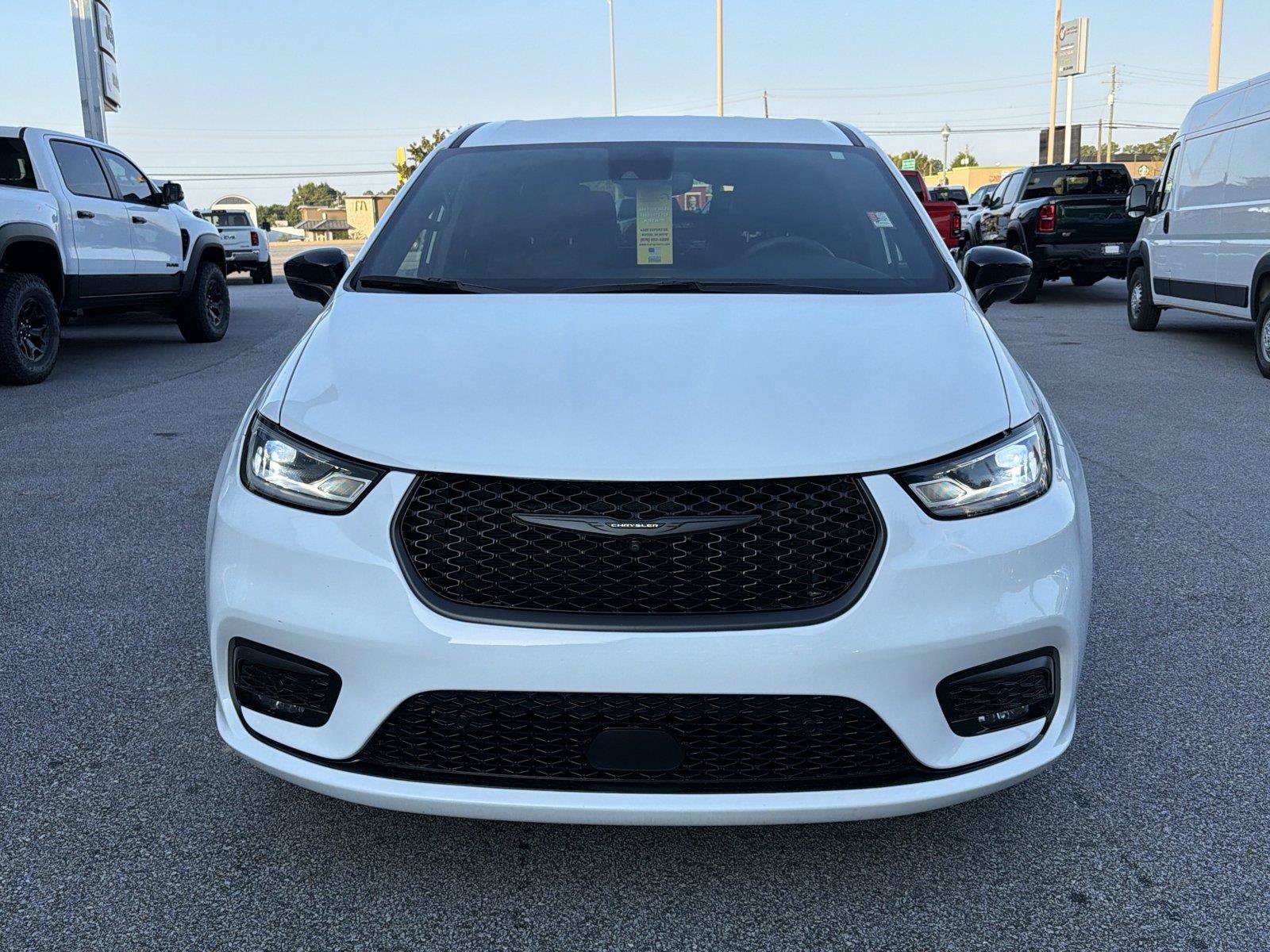 Used 2024 Chrysler Pacifica Limited FWD image 3