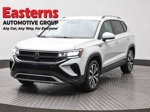 Used 2024 Volkswagen Taos SE FWD image 1