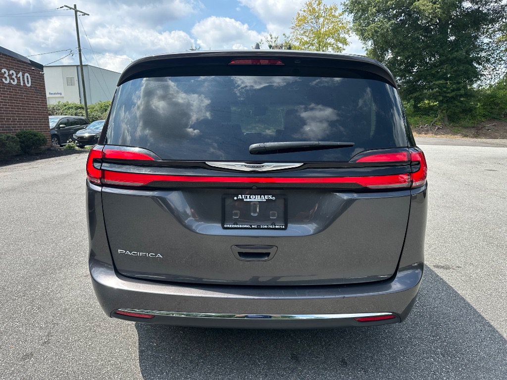 Used 2022 Chrysler Pacifica Touring-L FWD image 6