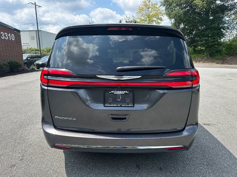 Used 2022 Chrysler Pacifica Touring-L FWD image 6