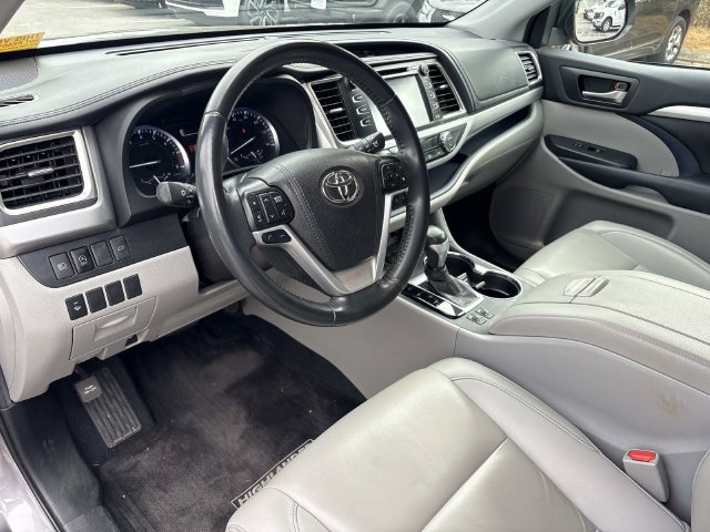 Used 2019 Toyota Highlander XLE FWD image 12