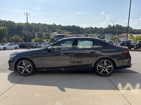 Used 2027 BMW 530i w/ M Sport Package RWD image 5