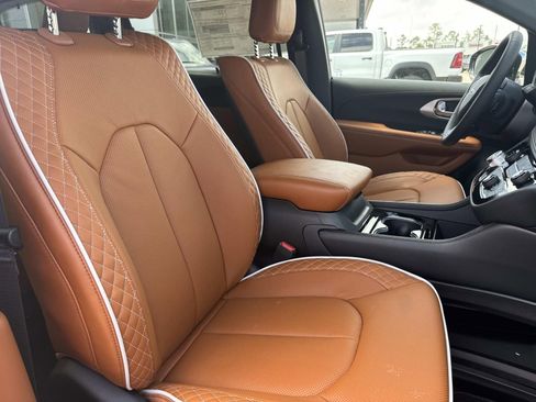 New 2026 Chrysler Pacifica Pinnacle image 12
