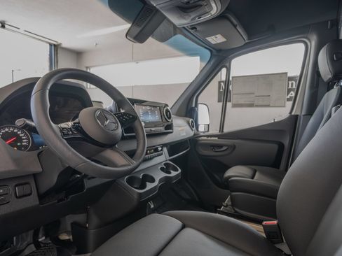 Used 2025 Mercedes-Benz Sprinter 2500 image 6