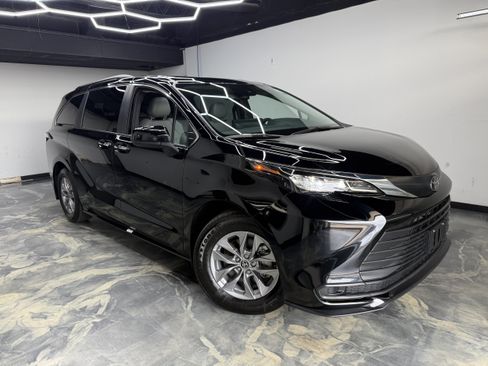 Used 2026 Toyota Sienna XLE FWD image 6