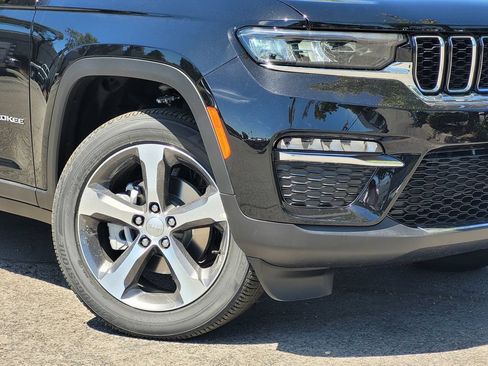 New 2025 Jeep Grand Cherokee Limited w/ Trailer Tow Package AWD/4WD image 2