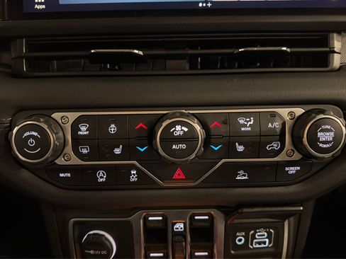 Used 2025 Jeep Wrangler Unlimited Sahara AWD/4WD image 31