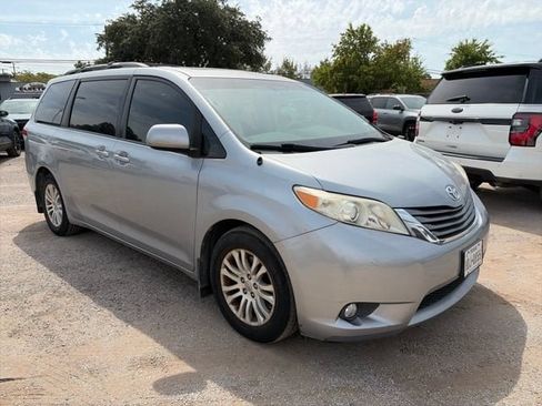 Used 2013 Toyota Sienna XLE FWD image 1
