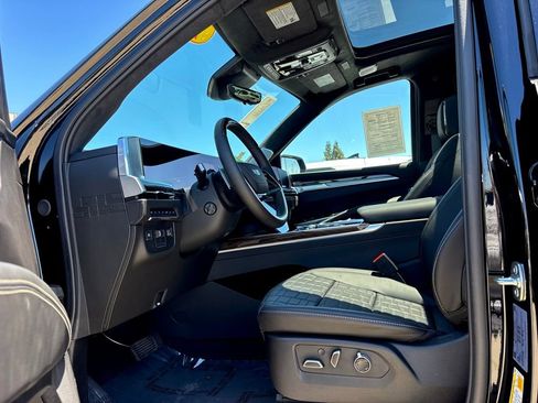 Used 2025 Cadillac Escalade Sport Platinum image 14