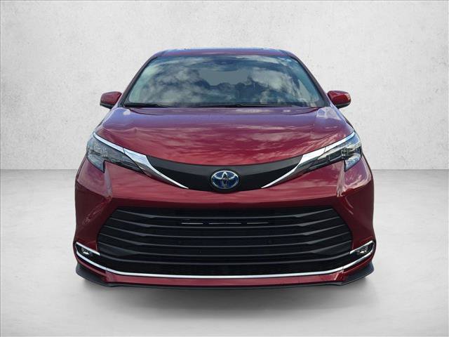 Used 2024 Toyota Sienna XLE FWD image 2