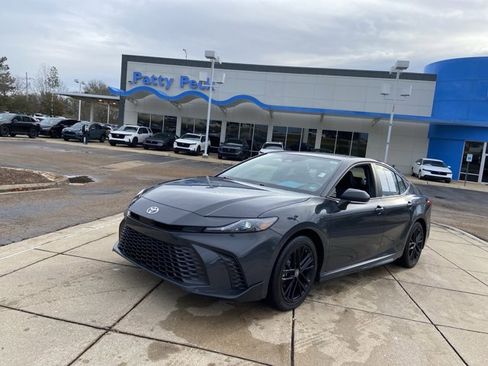 Used 2025 Toyota Camry SE image 4