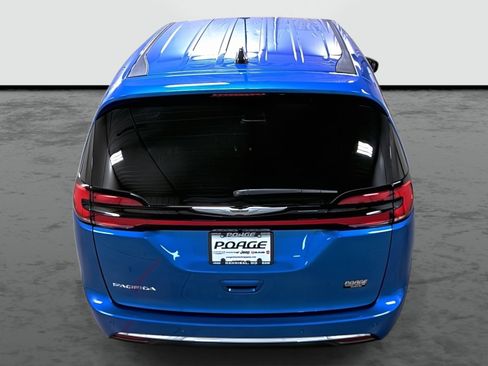 New 2026 Chrysler Pacifica Select image 3