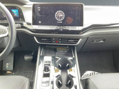 Used 2024 Volkswagen Atlas Cross Sport SE image 9