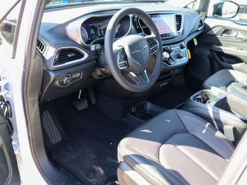 New 2026 Chrysler Pacifica Select AWD/4WD image 4