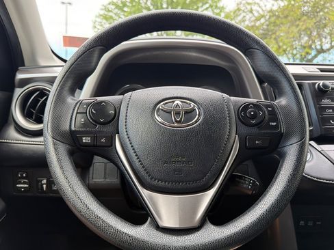 Used 2018 Toyota RAV4 LE AWD/4WD image 23