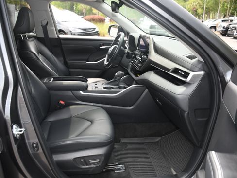 Used 2023 Toyota Highlander XLE FWD image 21