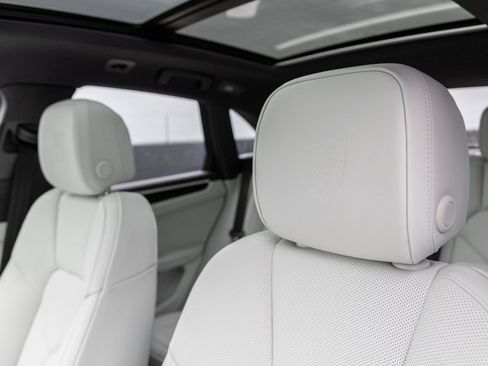 Certified 2025 Porsche Macan image 23