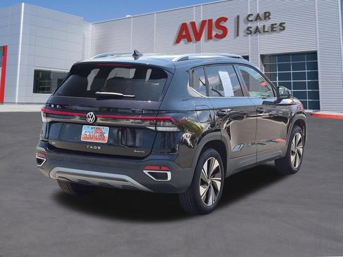 Used 2025 Volkswagen Taos SE AWD/4WD image 6