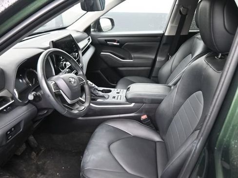 Used 2025 Toyota Highlander XLE AWD/4WD image 22