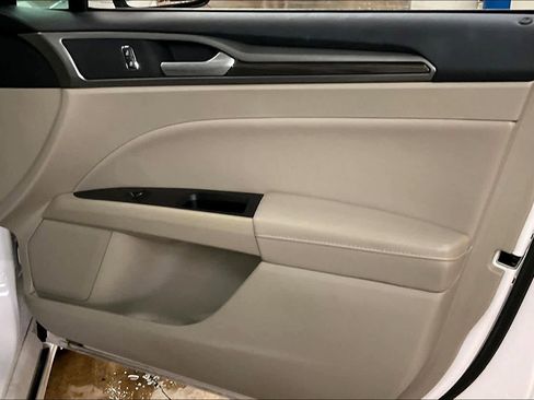 Used 2017 Ford Fusion SE image 26