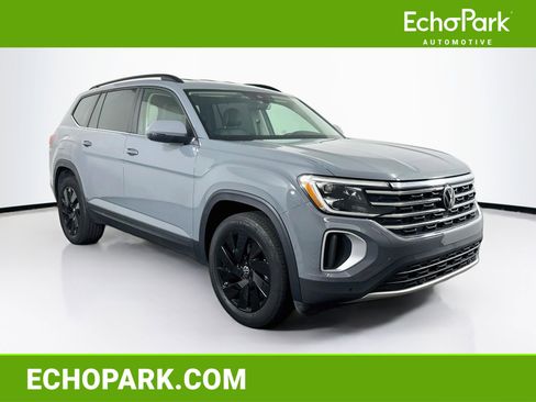 Used 2025 Volkswagen Atlas SE AWD/4WD image 1
