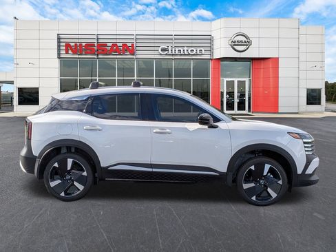 New 2026 Nissan Kicks SR image 2