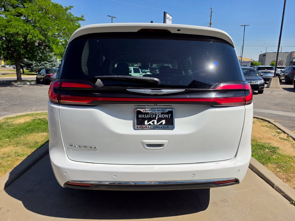 Used 2023 Chrysler Pacifica Touring-L FWD image 6