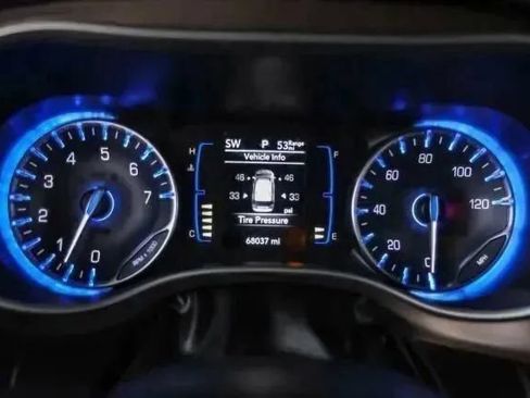 Used 2018 Chrysler Pacifica Touring Plus w/ Tire & Wheel Group FWD image 24