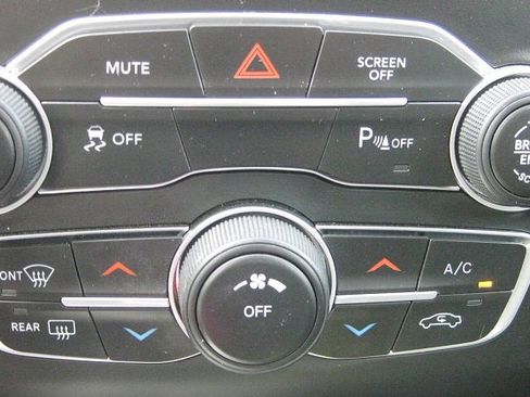 Used 2020 Dodge Charger SXT image 11