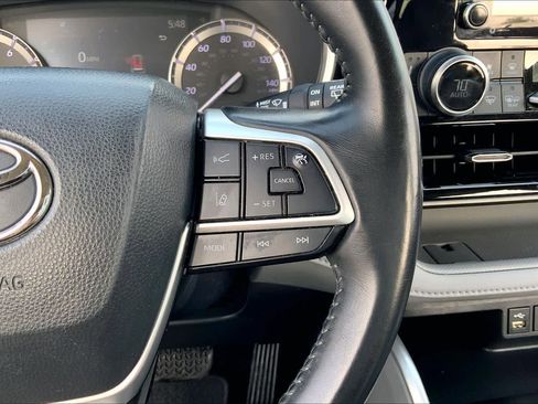 Used 2022 Toyota Highlander XLE FWD image 24