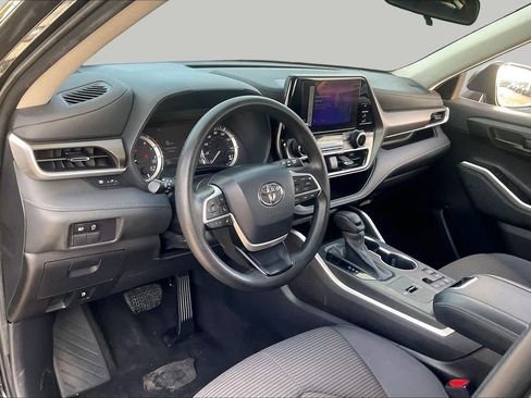 Used 2023 Toyota Highlander L FWD image 17