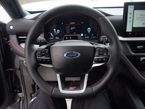 Used 2025 Ford Explorer ST image 4