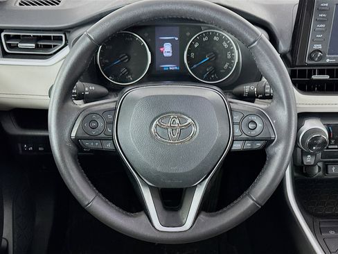 Used 2022 Toyota RAV4 XLE Premium image 18