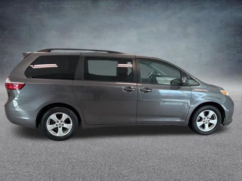 Used 2017 Toyota Sienna LE image 5