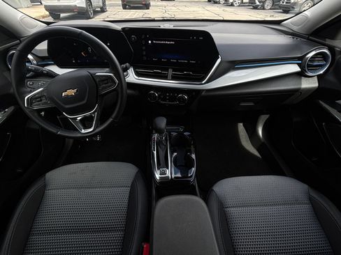 Used 2025 Chevrolet Trax LT w/ LT Convenience Package FWD image 33