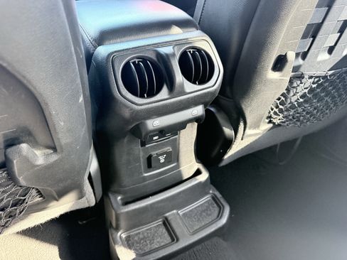 Used 2021 Jeep Wrangler Unlimited Rubicon image 41