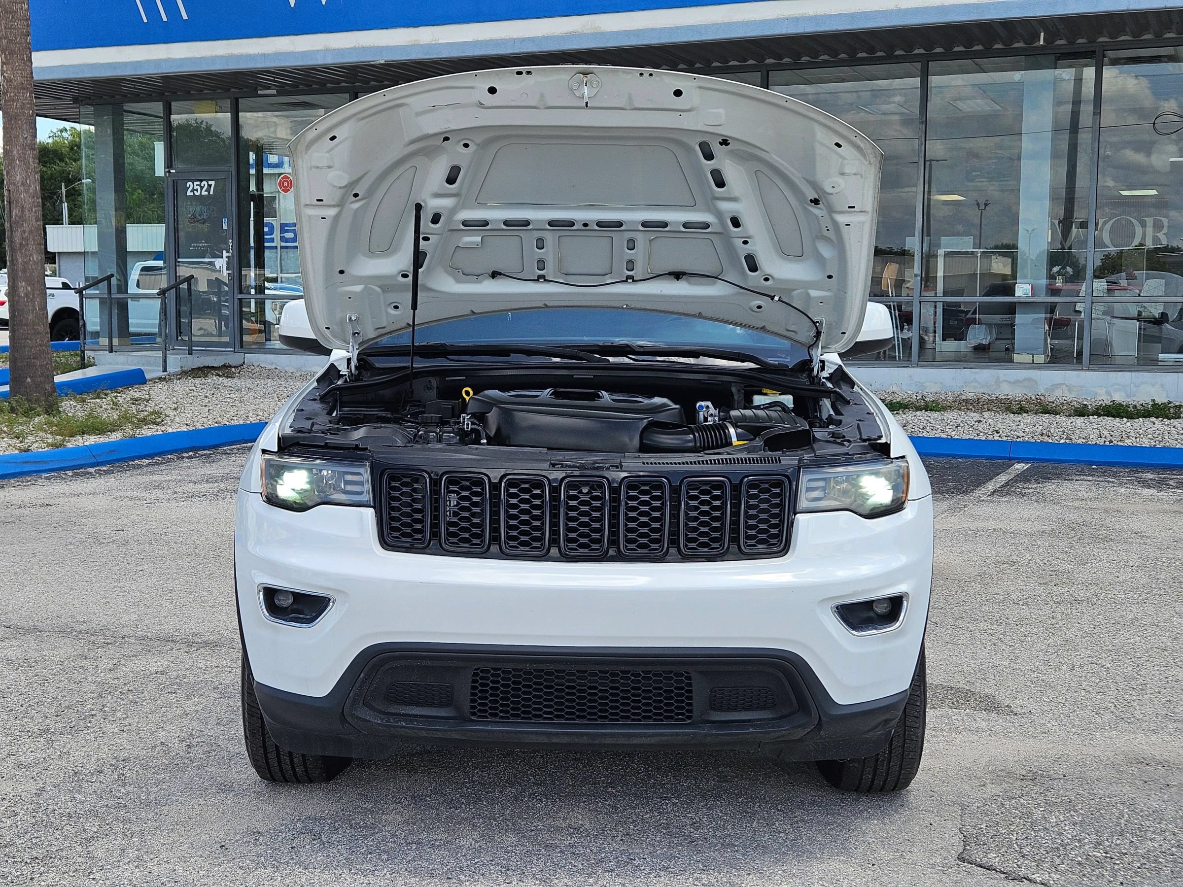 Used 2018 Jeep Grand Cherokee Laredo AWD/4WD image 17