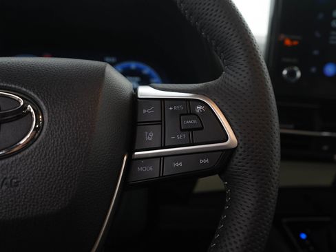 Used 2026 Toyota Sienna Platinum AWD/4WD image 31