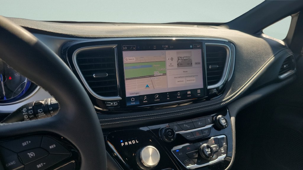 Used 2025 Chrysler Pacifica Limited FWD image 17