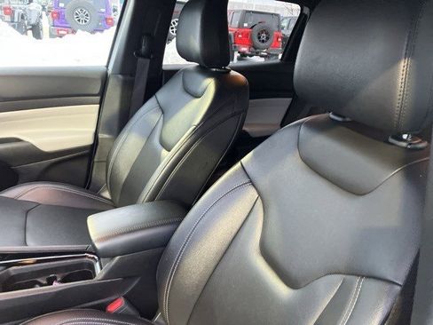 Certified 2025 Jeep Compass Limited image 12