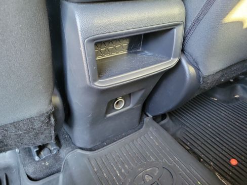 Used 2019 Toyota RAV4 LE FWD image 11